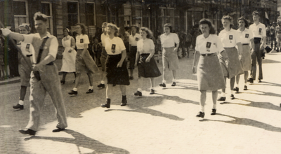 39270 De Christelijke wandelsportvereniging NOAD te Vlissingen. Défilé op 4 mei 1940