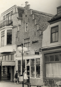 39278 Bakkerswinkel en bakkerij van Van der Linde, Walstraat 98, Vlissingen. Het pand na de verbouwing in 1975