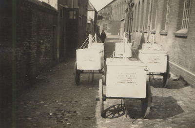 39279 De ijscowagentjes van bakker J.W. van der Linde en zonen in de Vrijgang in Vlissingen. De bakkerswinkel was in de ...