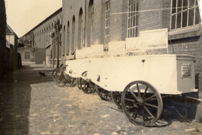 39280 De ijscowagentjes van bakker J.W. van der Linde en zonen in de Vrijgang in Vlissingen. De bakkerswinkel was in de ...