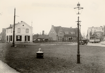 39317 Het Stationsplein te Vlissingen met rechts de electrische tram en hotel Zeeland aan de Prins Hendrikweg