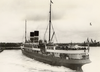 39318 Stoomvaartmaatschappij Zeeland (SMZ). Het schip Prinses Juliana II vaart de Buitenhaven in.Het schip kwam in 1920 ...