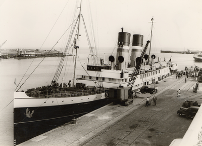 39324 De Mecklenburg II van de Stoomvaartmij. Zeeland aan de kade van de Buitenhaven. Vanaf 1922 deed het schip dienst ...