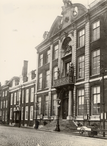 39328 Het stadhuis aan de Houtkade (Van Dishoeckhuis).