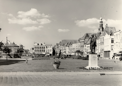 39343 Het Bellamypark met op de voorgrond het standbeeld van Frans Naerebout. Op de achtergrond de muziektent (links), ...