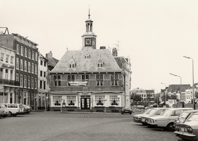 39349 Het Beursgebouw op het Beursplein, gebouwd ca. 1540. Links op de foto ziet men de Beursstraat, rechts het Bellamypark