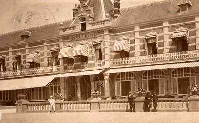 39419 Voorgevel Grand Hotel des Bains op Boulevard Evertsen, officieel geopend op 26 juni 1886. Na de verbouwing in ...