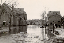 39458 Tweede wereldoorlog. Oorlogsverwoestingen en water in de Brouwenaarstraat met links de Rooms-Katholieke kerk