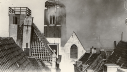 39470 Grote brand in de Sint Jacobskerk en -toren op 5 sept. 1911. Op de voorgrond ziet men de huizen in de Kerkstraat