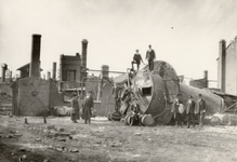 39472 Brand op het terrein van de Nedpam, Ned. Petroleum en Asphaltmaatschappij op 25, 26 en 27 juli 1924. Foto na de brand
