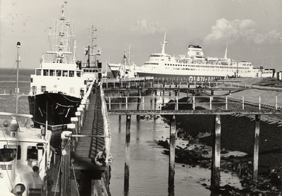 39487 Het schip Olau Finn vaart de Buitenhaven van Vlissingen binnen.In maart 1975 start de Olau line de veerdienst ...