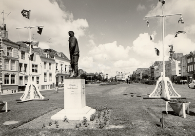 39503 Het standbeeld van Frans Naerebout op het Bellamypark, onthuld op 5 juli 1952. Beeldhouwer F. ten Klooster, ...