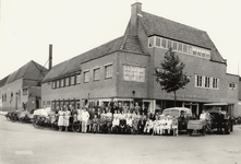 39551 Groepsfoto van het personeel van coöperatie de Broederband voor de brood- en banketbakkerij aan de Van ...