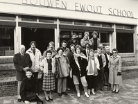 39574 Reünie klas van de Bouwen Ewoutschool. Rechts boven van l. naar r.: Ruud Klomp, Chris Wispelaere, Adri de Ridder. ...
