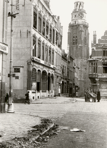 39585 Tweede Wereldoorlog. Het Bellamypark met op de achtergrond de Kerkstraat en de Sint Jacobstoren na de bevrijding. ...