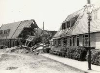 39586 Tweede Wereldoorlog. Oorlogsschade in Tuinstad na de bevrijding. Verwoeste huizen, Meidoornlaan 7, Meidoornlaan 9 ...