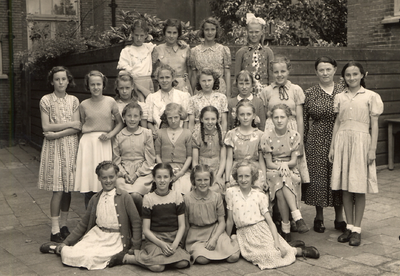 39594 Klas 6 van de Rooms-Katholieke meisjesschool aan de Breestraat. Bovenste rij van l. naar r.: Annie van Aken, ...