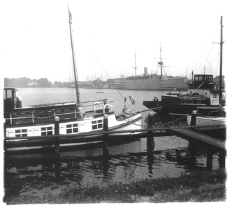 39750 De Eerste Binnenhaven gezien vanaf de Kanaalstraat. Op de achtergrond ziet het wachtschip Hr. Ms. Noord-Brabant