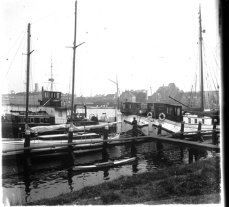39751 De Eerste Binnenhaven gezien vanaf de Kanaalstraat. Op de achtergrond ziet het wachtschip Hr. Ms. Noord-Brabant
