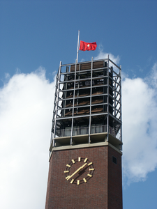 39873 De toren van het stadhuis aan het Stadhuisplein tijdens renovatie en verbouwing.De Vlissingse vlag hangt halfstok ...