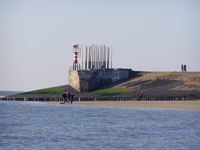 39881 Bunker aan het eind van de Nolledijk met daarop het windorgel. Het windorgel is ontworpen door de groep Mass and ...