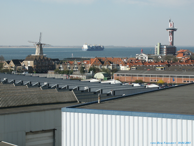 39890 Vanaf één der gebouwen van de Koninklijke Scheldegroep in Vlissingen gezicht op het oostelijk gedeelte van de ...