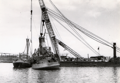 39892 De sleepboot Fairplay Two, bouwjaar 1944, omgeslagen en gezonken op de rede van Vlissingen, voor de boulevard