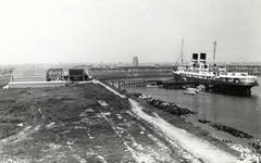 39904 Stoomvaartmij. Zeeland (SMZ), de veerdienst naar Engeland.De Mecklenburg (II) in de Buitenhaven.Gebouwd bij de ...