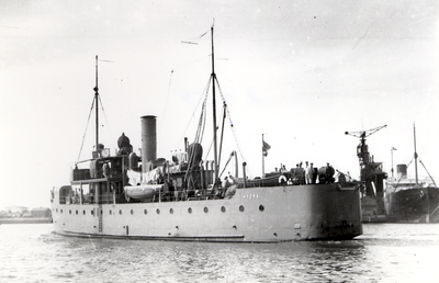 39916 Mijnenlegger Hr. Ms. Hydra varend in de Buitenhaven van Vlissingen. 1-10-1910 op stapel gezet bij de Rijkswerf te ...
