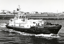 39990 Loodswezen, redeafhaalboot Bruinvis met op de achtergrond de Oranjedijk.