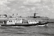 39991 Loodswezen, redeafhaalboot Walvis met op de achtergrond de Oranjedijk en Oranjemolen.