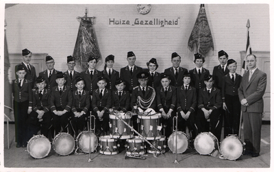 40040 Groepsfoto van de drumband van harmonie St. Caecilia. 'Huize Gezelligheid'. De drumband is opgericht door J. ...