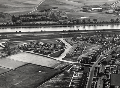 40042 Luchtfoto van Oost-Souburg, omgeving Zeewijksingel. Midden op de foto de noodwoningen aan de Padweg. Van links ...