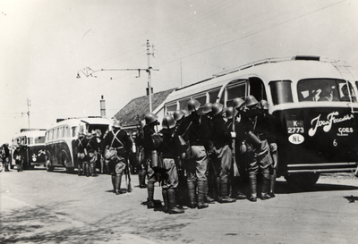 40077 Tweede Wereldoorlog. De meidagen in 1940, de eerste gevechten. Vervoer van militairen per touringcar van Van ...