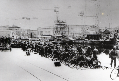 40080 Tweede Wereldoorlog. De meidagen van 1940, militairen op de Houtkade met op de achtergrond het terrein van de ...