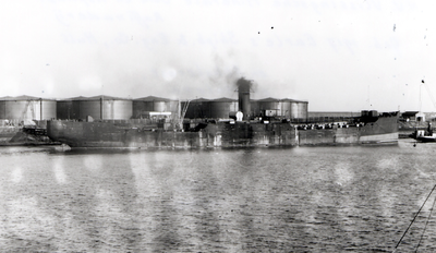 40092 Het bunkerschip Vlismar III van de Steenkolen Handelsvereniging (S.H.V.), aan de Buitenhaven. Bouwjaar 1917 op de ...