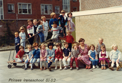 40189 Klas van de Prinses Irene kleuterschool aan de Nieuwstraat met juf J.P. Rijpkema-Guérand.Op het schoolplein met ...