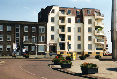 40243 Appartementencomplex Naerebout bovenaan de oprit Coosje Buskenstraat, hoek Boulevard de Ruyter