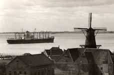 40308 Gezicht op de panden aan de Wijnbergsekade, het gebouw rechts is de achterzijde van het Militair Magazijn. Op de ...