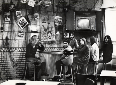 40325 Interieur jongerensoos Walk-inn in de Minister Lelystraat, na de opening in november 1967. Van l. naar r. Corien ...