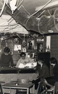 40326 Interieur jongerensoos Walk-inn in de Minister Lelystraat, na de vernieuwing interieur in augustus 1969. Van l. ...