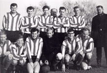 40341 VC Vlissingen, het 2e elftal, 2e plaats reserve 1e klas KNVB (achter PSV) seizoen 1965-1966Staand van l. naar r.: ...