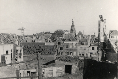 40361 Tweede Wereldoorlog. Verwoeste panden in de Breewaterstraat na het bombardement op 1 juni 1942 met op de ...