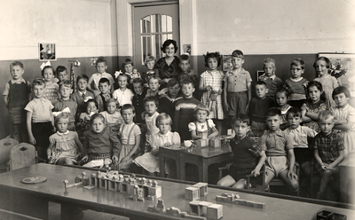 40423 Klassefoto van de Nutskleuterschool of fröbelschooltje in de Hobeinstraat, hoek Paul Krugerstraat. Achterste rij ...