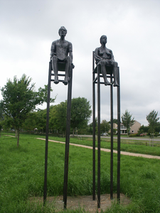 40516 Het paar , twee bronzen beelden van de Vlissingse beeldend kunstenaar Jan Haas. Geplaatst in recreatiepark ...
