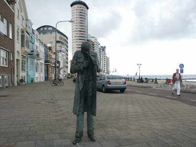 40517 Bronzen beeld Mens, Zee en Wind op Boulevard Evertsen. Het beeld is gemaakt door kunstenaar Herman Bisschop