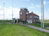 40524 Het voormalig Koninklijk Nederlands Meteorologisch Instituut (KNMI) aan het eind van de Piet Heinkade, bij de sluizen