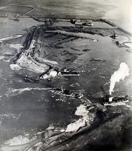 40566 Luchtfoto van Ritthem. Sluiting van het dijkgat bij Rammekens. Op 7 oktober 1944 werd de dijk bij Rammekens door ...