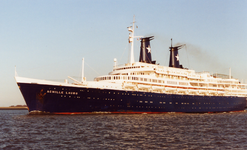 40593 Het Italiaanse cruiseschip 'Achille Lauro' tijdens de heenreis over de Westerschelde van Southampton naar ...