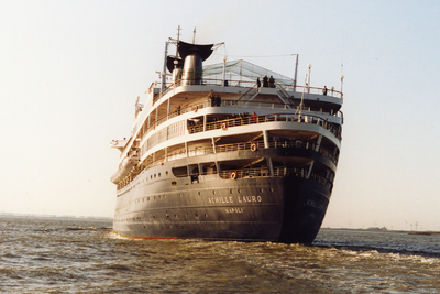 40594 Het Italiaanse cruiseschip 'Achille Lauro' tijdens de heenreis over de Westerschelde van Southampton naar ...